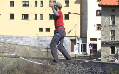 Errekaren alde batetik bestera, jendearen harridurarako