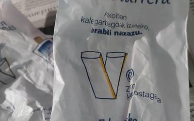 Kejie ta desditxie: 'Azkotti garbixe, pegatinaz josixe'