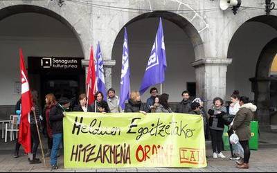 LABek deituta, elkarretaratzea egin dute adinekoen egoitzetako hainbat langilek