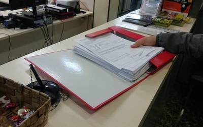 Zaldibar Argitu plataformak 146 zaldibartarren eskariak aurkeztu ditu udaletxean, udalak herri batzarrera deitu dezan eskatzeko