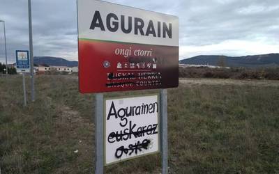 Margoketak agertu dira Aguraingo sarrerako kartelean