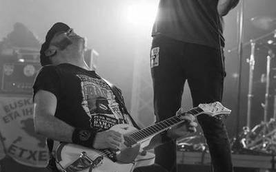 [ARGAZKI GALERIA] Milaka musikazaleren babesa jaso du 40 Minutu Rock elkartasun jaialdiak