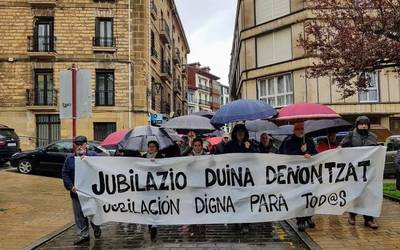 Eguraldi makurrari aurre egin diote pentsiodunek