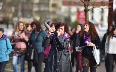 'Antolatu indarrak, batu borroka feministara' lelo hartuta, kaleak hartzeko dei egin du mugimendu feministak