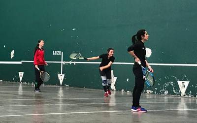 Hamar bikote nor baino nor gehiago asteburuan jokatuko den frontenis txapelketan