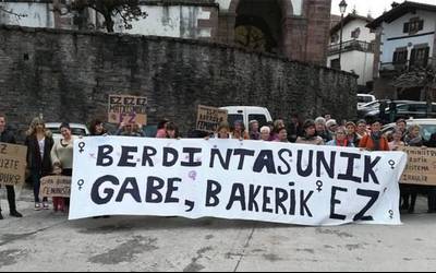 Lanak utzi eta elkarretaratzea egin zuten emakume baserritarrek