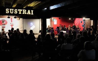 Broadway txiki bat sotoan