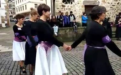 Emakumeen Egunean Aramaion egindako dantza