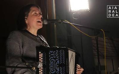 [ARRASTIAK FAKTORIAN] Ines Osinaga "Surik bai" abesten Faktorian