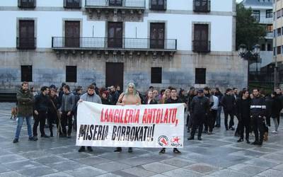 Txurro dendaren suteko heriotzak salatu ditu hainbat herritarrek plazan