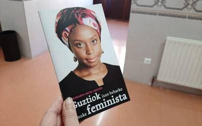 'Guztiok izan behar genuke feminista' liburuxkaren irakurketa saioa egingo dute hilaren 24an