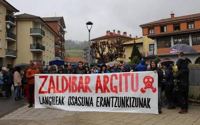 [ARGAZKI GALERIA] Jendetzak parte hartu du Zaldibar Argituk deituriko manifestazioan; lanuzteak eragina izan du herrigunean