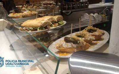 Estalkirik gabe ziren hainbat pintxo atxiki ditu Udaltzaingoak Iruñeko taberna batetik