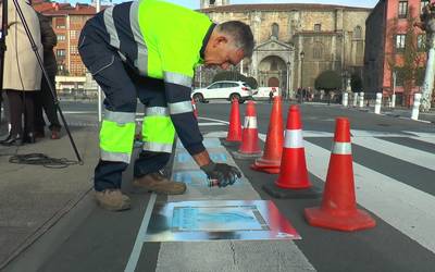 Azkoitian oinezkoen pasabideetan piktogramak margotu dituzte, autismoa duten pertsonen autonomia sustatzeko