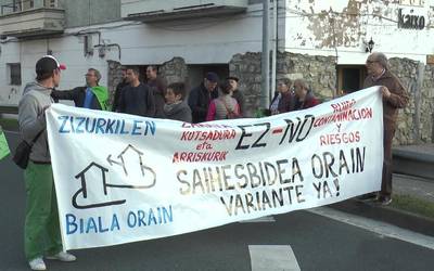 Zizurkilen borrokan jarraitzen dute saihesbidea eskatuz