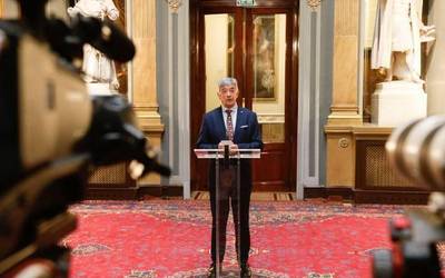 Sakabanaketa bertan behera utziko duen galdetu dio Koldo Martinezek Espainiako Gobernuari