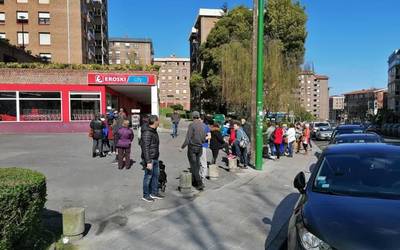 Auzokideen zaintza bermatzeko herritarren sareak osatzen hasi dira