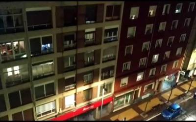 Bigarren egunez txalo zaparrada entzun da kaleetan osasun langileen lana eskertzeko