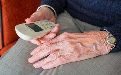 900-20 30 50 da koronabirusa izan dezaketen pertsonentzat egokitutako telefono zenbakia