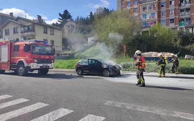 Sua hartu du auto batek gaur goizean Aretan