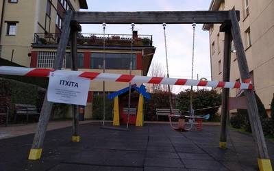 Haur-parkeak eta frontoia ere itxita