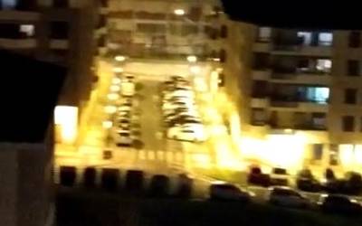 Txalo zaparradak balkoietan, osasun publikoko langileen lana eskertzeko