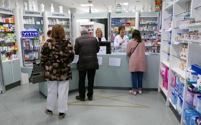 Botika dendetan segurtasun guneak ipini dituzte eta eskularruekin lan egiten hasi dira