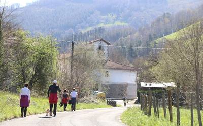 Pasealekuetara edo mendira irten diren herritarrei etxera bueltatzeko agintzen ari da polizia