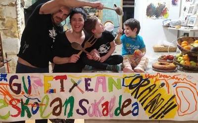 [ARGAZKI GALERIA]: Atxondoko eskolako familiek aurtengo udan jantokiko sukaldea jartzea aldarrikatu dute
