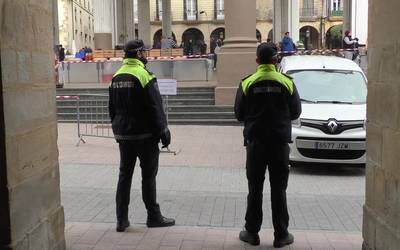 Zubia dela eta, Ertzaintzak eta Udaletako poliziek kontrol gehiago ezarriko dituzte errepideetan eta garraio publikoetan