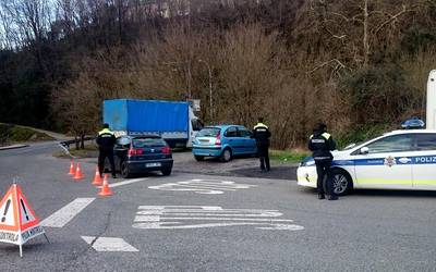 Ertzaintzak kontrol gehiago ezarriko ditu errepideetan, premiazkoak ez diren bidaiak eragozteko