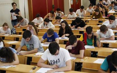 Unibertsitatera sartzeko hautaproba atzeratu dute
