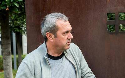 "Bihotz-altxagarri" izan nahi duen 'Ur handitan' abestia partekatu du Fermin Etxegoienek