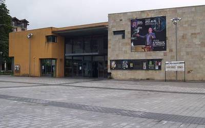 Kultur etxeetan 'itxita' kartela zintzilik