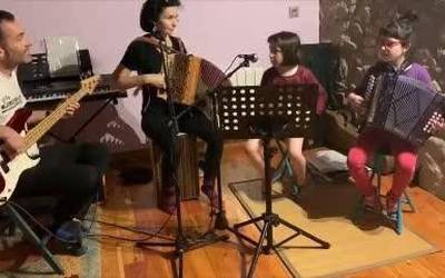[BIDEOA] Erromeria Berrizko etxe batean, koronabirusari koplak atera eta isolamendua arintzeko