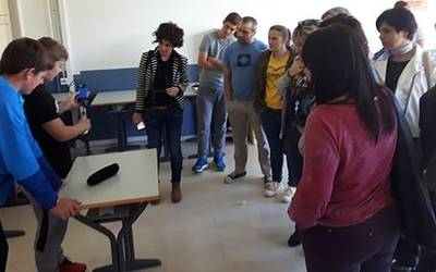 “Gurasoek ikasteko errutinak bermatu behar dituzte”