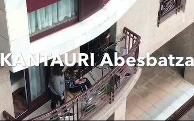 Kantauri Abesbatza balkoitik balkoira kantuan