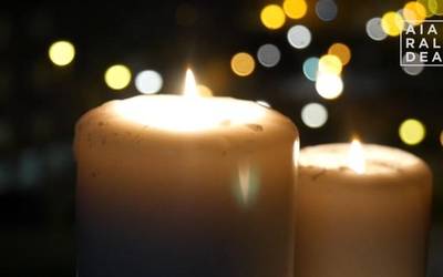 Kandelak piztuta omendu dute koronabirusagatik hildako laudioarra