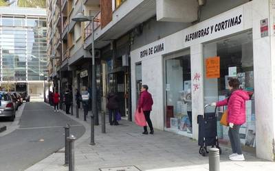 Arrasateko Udalak herriko kale eta erabilera publikoko elementuen desinfekzioa areagotuko du