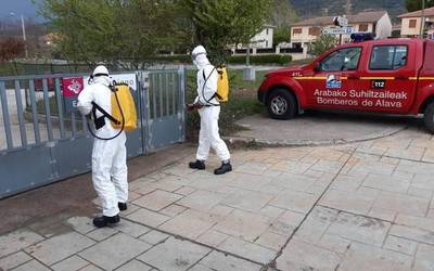 Arabako egoitza pribatuetara zabaldu dira suhiltzaileen desinfekzio lanak