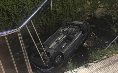 Auto bat errekara erori da baina ez dago zauriturik