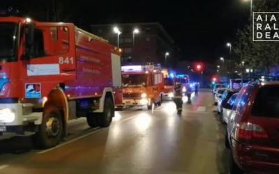 Konfinatuta dauden bizilagunak omendu dituzte suhiltzaileek