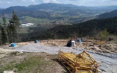 Dena geldirik dagoela aprobetxatuta goi-tentsioko linearen lanak "isilean" eta "ezkutuan" egiten ari direla salatu Zornotzako EH Bilduk
