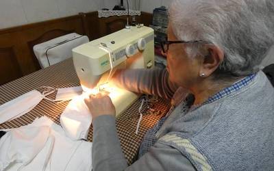 Goizuetan maskarillak josten ari da Mari Karmen Azpiroz