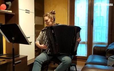 Maria Zubimendi akordeonistaren musika, gaur #EtxetikMundura