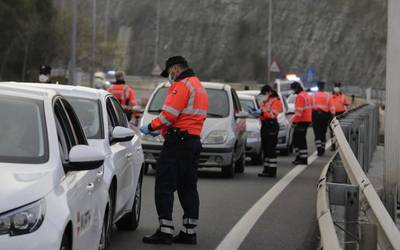 Bi lagun joan ahal izango dira auto berean