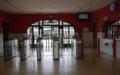Trenera sartzeko tiketak txartel bidez ordaindu ahal dira soilik