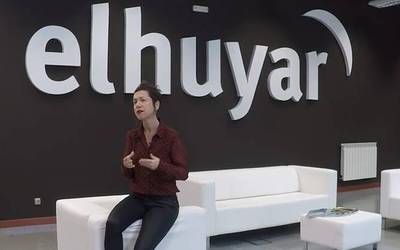Elhuyarrek prestatutako “COVID-19aren izurria argitzen” bideo-pilulak zabalduko dira egunero euskarazko 30 hedabide baino gehiagotan