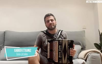Xabier Etxaniz soinu-jotzailearen musika, gaur #EtxetikMundura egitasmoan