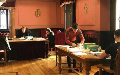 Konfinamenduan diren 200 bat herritar ari dira udalaren nahiz boluntarioen laguntza jasotzen